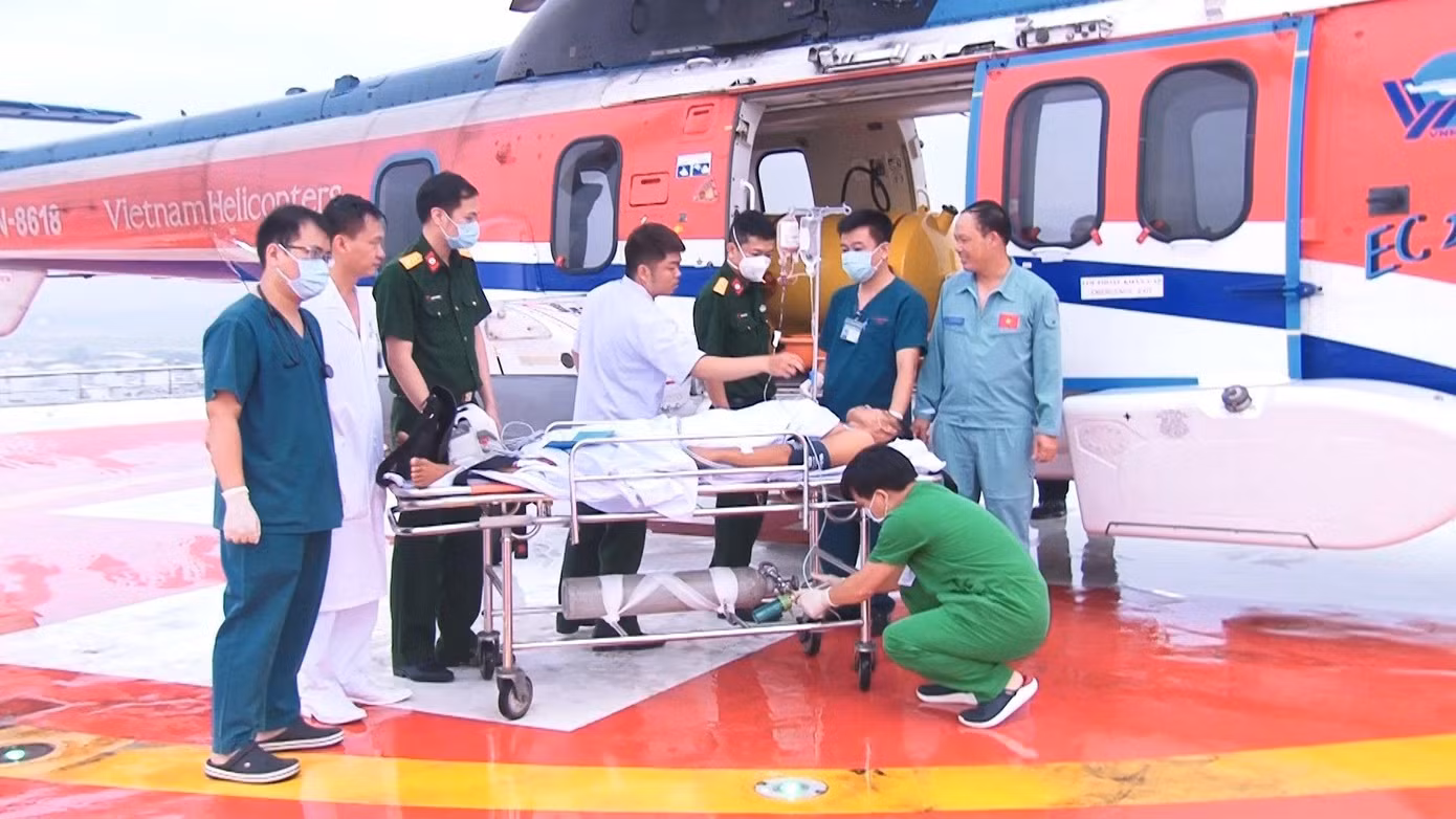 Bệnh nhân được chuyển cấp cứu từ đảo vào đất liền thành công bằng máy bay trực thăng Bệnh nhân được chuyển cấp cứu từ đảo vào đất liền thành công bằng máy bay trực thăng