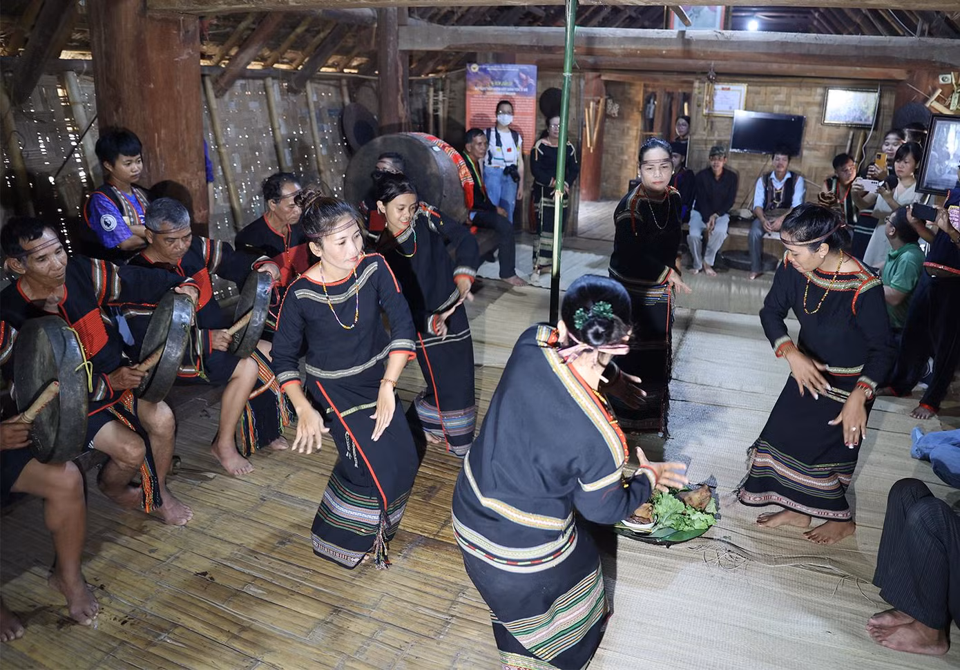 Điệu múa Xoang của những cô gái dân tộc Êđê trong ngày lễ.