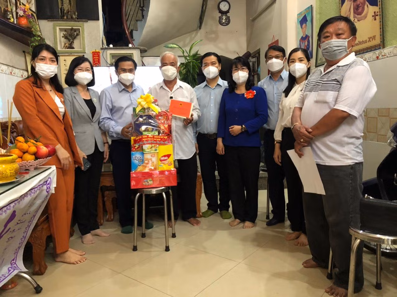 Thành phố tặng quà Tết cho gia đình có người thân qua đời do đại dịch COVID-19