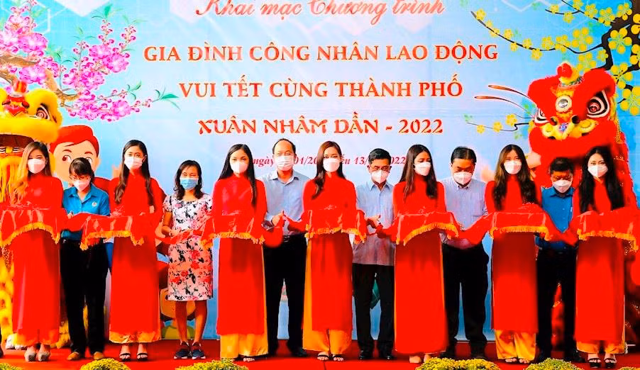Chương trình chăm lo cho hơn 10 nghìn gia đình công nhân khó khăn ở lại TPHCM đón Tết khai mạc vào sáng 29/1. Ảnh: Thành uỷ TPHCM
