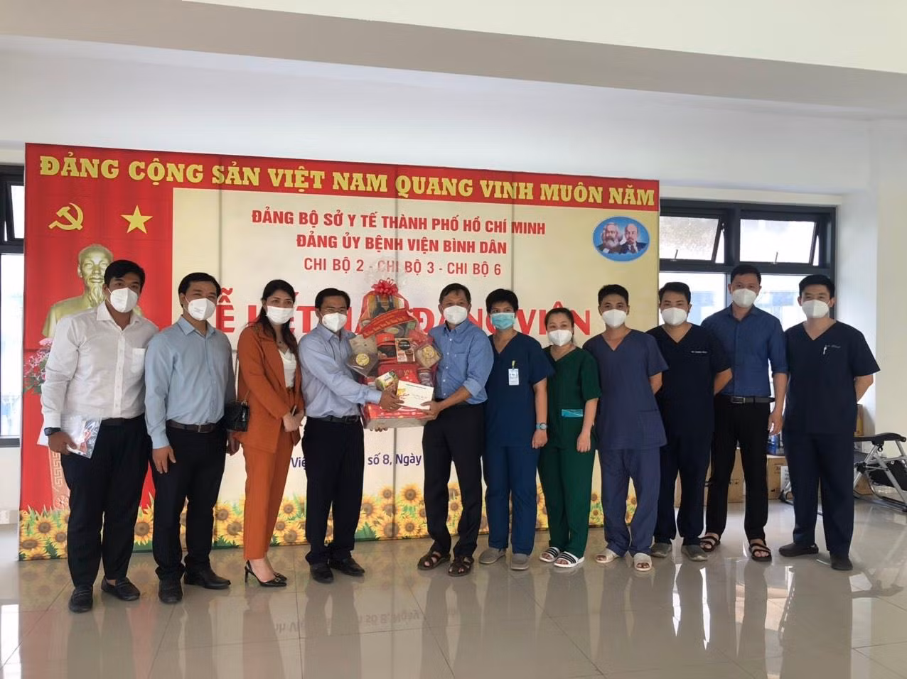HĐND TPHCM chúc Tết và động viên các y bác sỹ đang làm nhiệm vụ nơi tuyến đầu