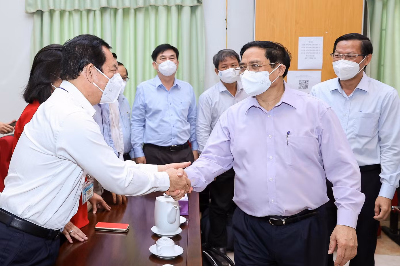 Thủ tướng Phạm Minh Chính thăm hỏi thân mật lực lượng cán bộ y tế làm nhiệm vụ chống dịch nơi tuyến đầu. Ảnh: VGP