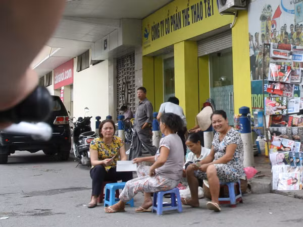 Người bán thì nhiều, nhưng chỉ lác đác vài người mua.