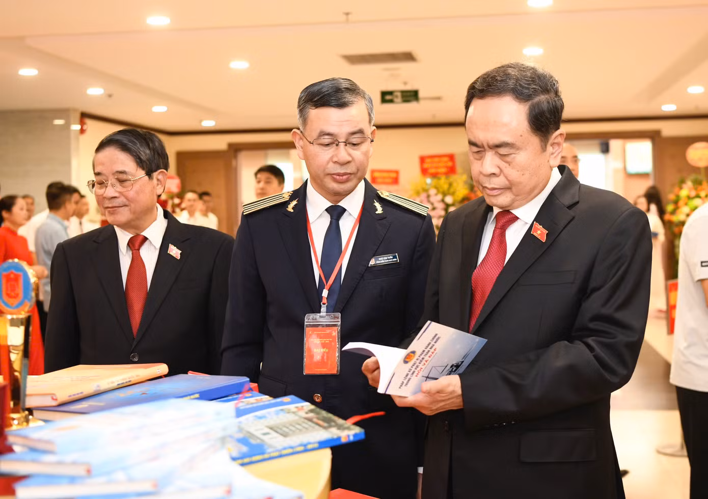 Chủ tịch Quốc hội Trần Thanh Mẫn thăm khu trưng bày của Kiểm toán Nhà nước. Ảnh: Như Ý