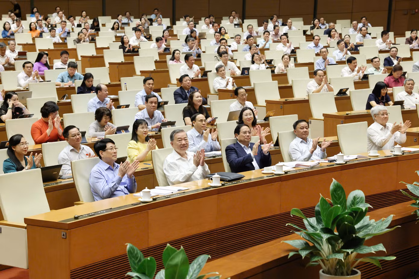 Lãnh đạo Đảng, Nhà nước cùng các đại biểu Quốc hội tại phiên họp ngày 16/6. Ảnh: Như Ý