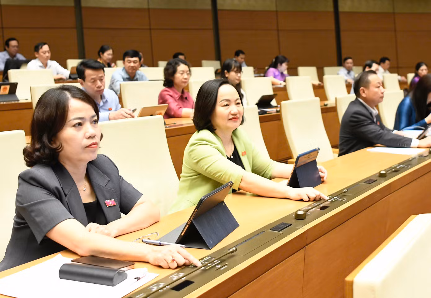 Quốc hội biểu quyết thông qua dự án luật, chiều 24/6. Ảnh: Như Ý