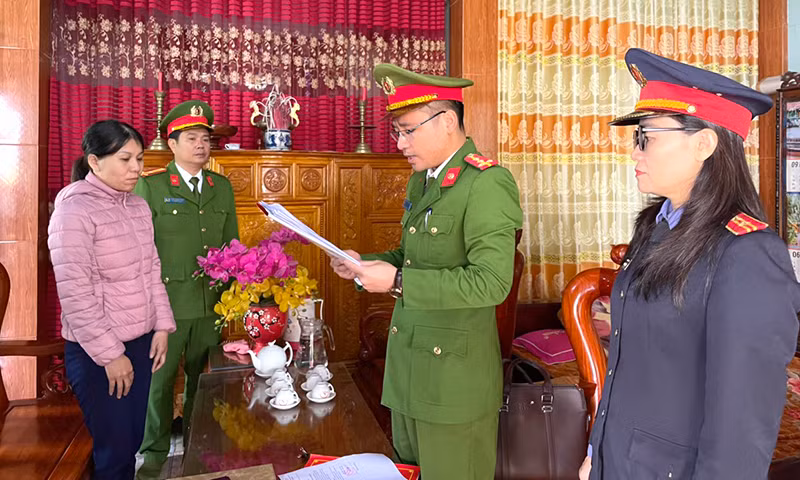 Cơ quan chức năng tống đạt các quyết định đối với Dương Thị Thiếu