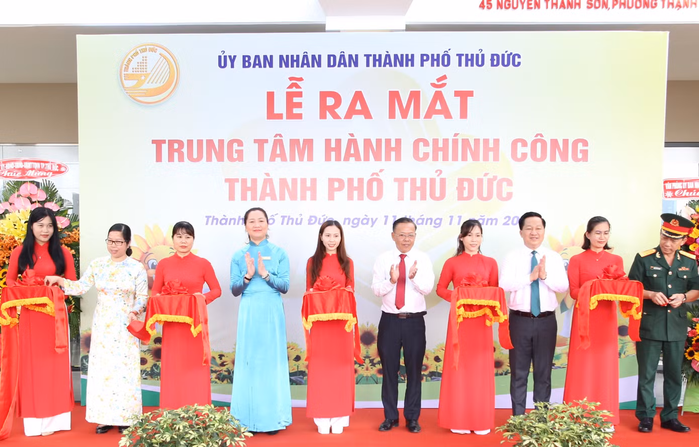 Lãnh đạo TP. Thủ Đức thực hiện nghi thức đưa trung tâm Hành chính công đi vào hoạt động.
