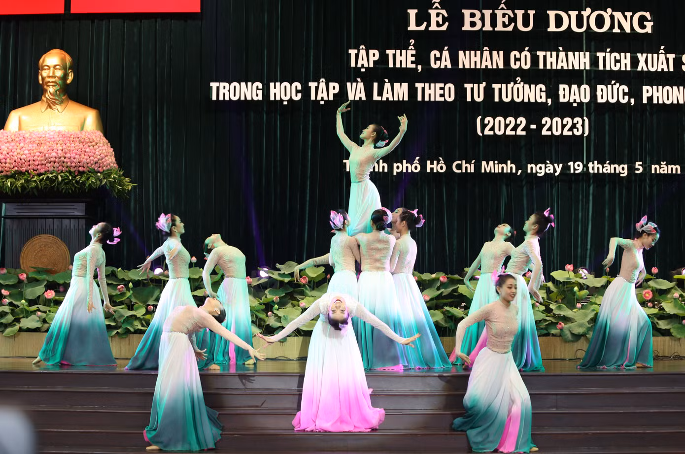 Tiết mục múa "Sen" do các nghệ sĩ Nhà hát ca múa nhạc Bông Sen thể hiện trong chương trình. Ảnh: Ngô Tùng