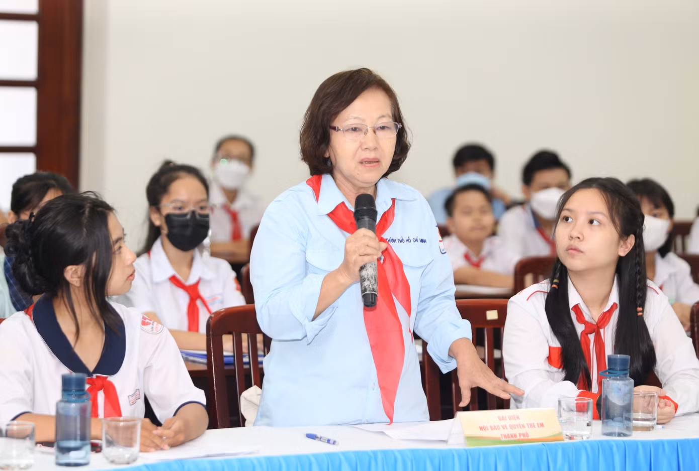 Bà Tô Thị Mai Hoa chia sẻ với các bạn thiếu nhi.