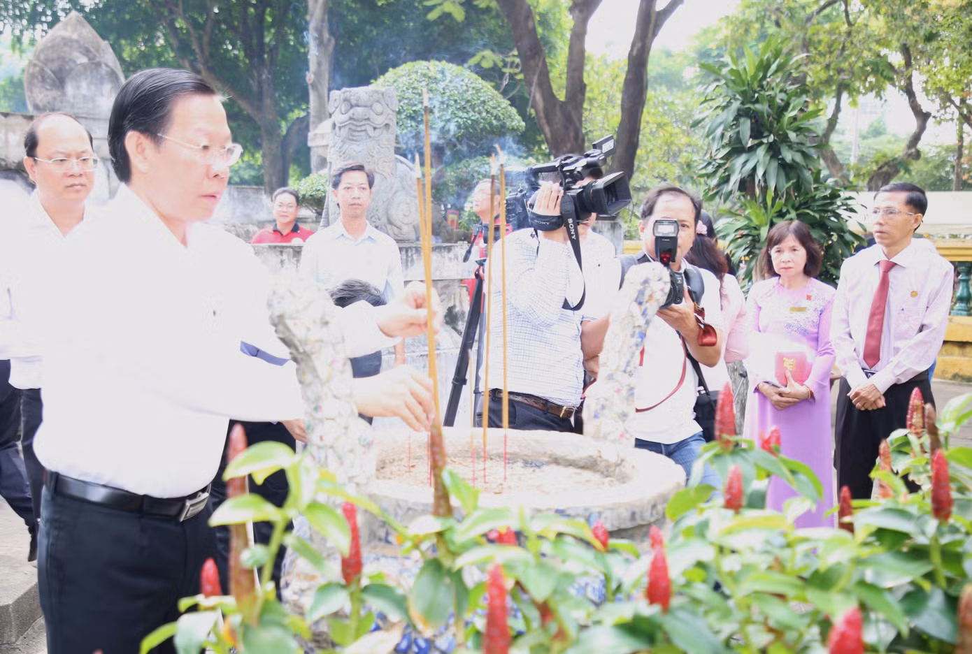 Trước đó, lãnh đạo Thành uỷ - HĐND - UBND - Uỷ ban MTTQ Việt Nam TPHCM đã đến lăng mộ Đức Tả quân Lê Văn Duyệt thành kính dâng hương tưởng nhớ công đức Đức Tả quân.
