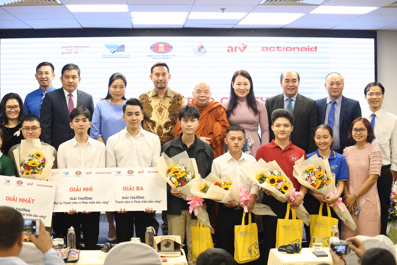Ban tổ chức, đại biểu cùng các bạn sinh viên nhận giải thưởng.