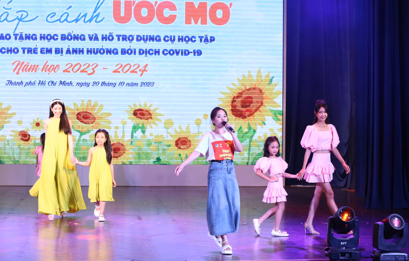Ca sĩ Dương Ngọc Hà góp giọng giữa lúc các người mẫu và nhí cùng tham gia trình diễn trên sân khấu.