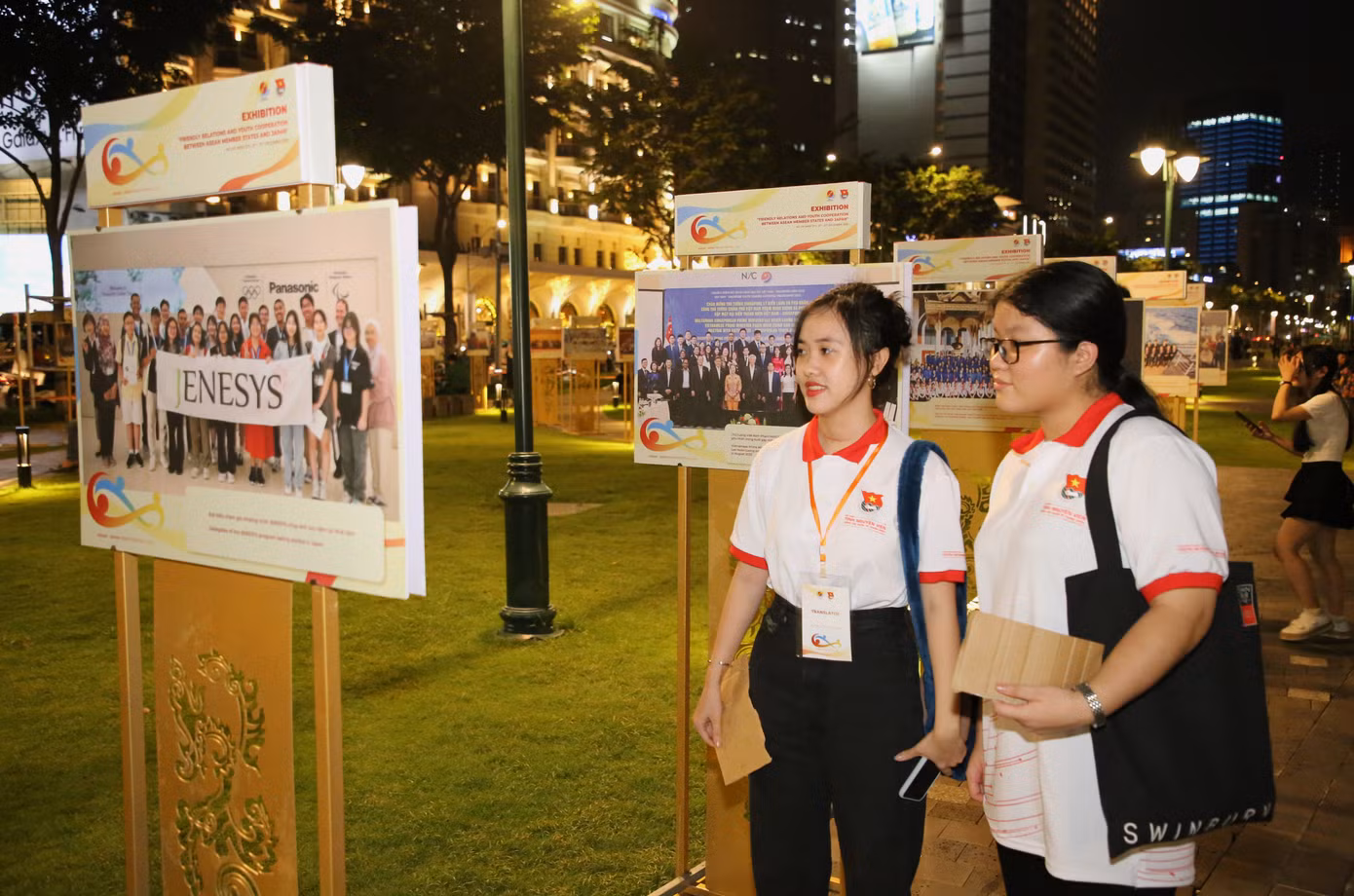 Bạn trẻ xem triển lãm “Quan hệ hữu nghị, hợp tác thanh niên ASEAN – Nhật Bản” tại Công viên Bến Bạch Đằng trong khuôn khổ festival. Ảnh: Ngô Tùng