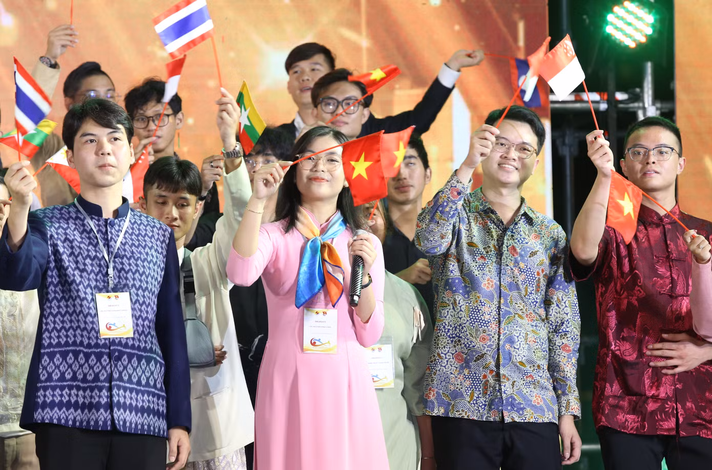 Các đại biểu thanh niên hòa vang ca khúc kết nối tình hữu nghị.