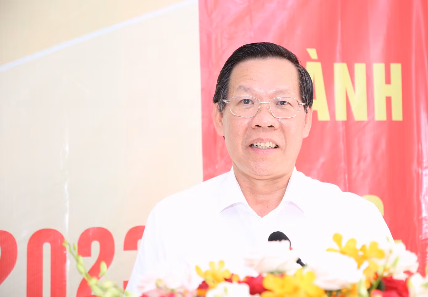 Chủ tịch UBND TPHCM Phan Văn Mãi trao đổi với người dân xã Bình Khánh.