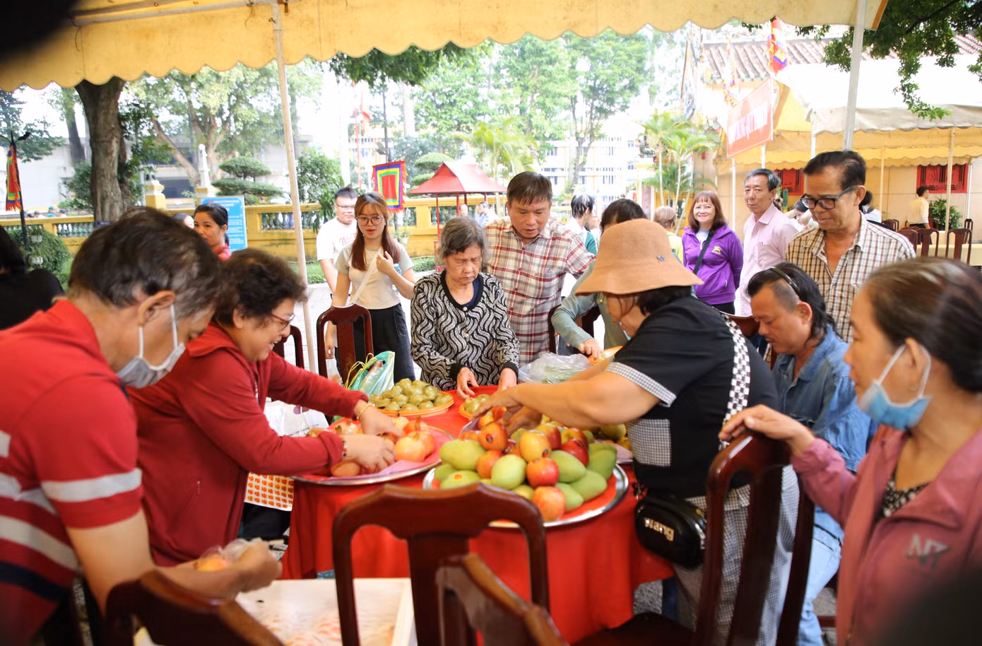 Từ sáng sớm, người dân đã mang lễ vật đến dâng cúng lên Đức Tả quân. Ảnh: Ngô Tùng.