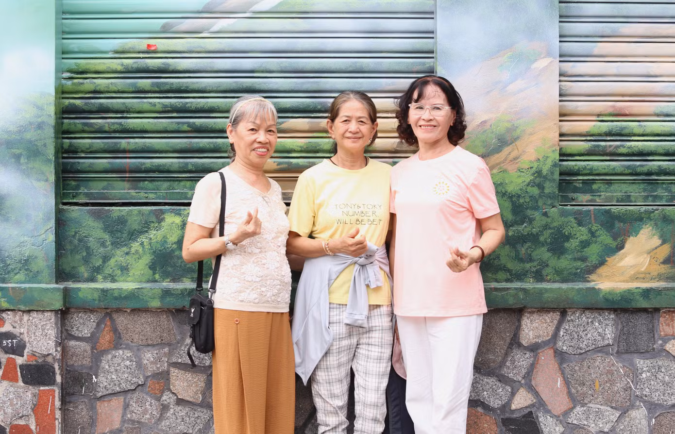 Bà con cô bác "check-in" bên hình ảnh ruộng bậc thang Tây bắc.