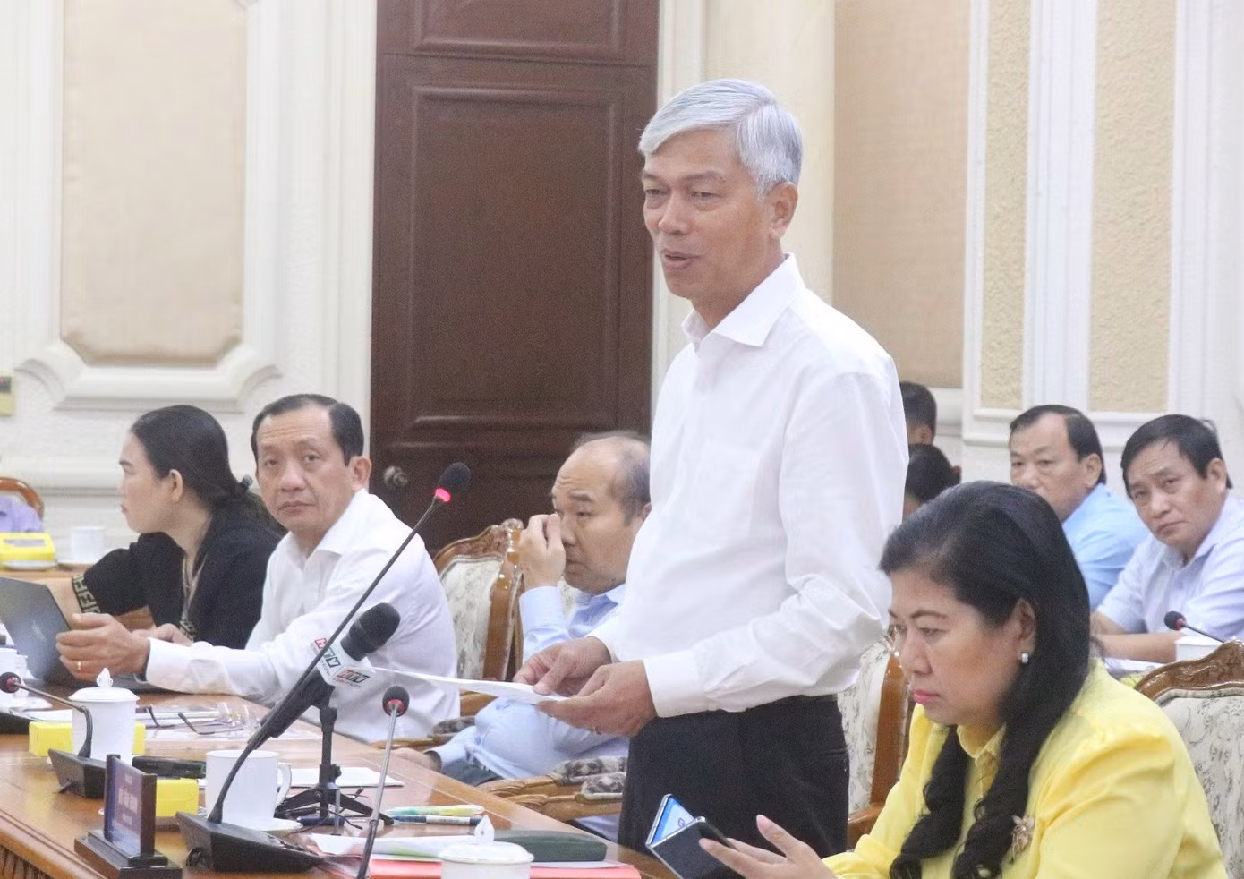 Phó chủ tịch UBND TPHCM Võ Văn Hoan trao đổi xoay quanh một số chất vấn từ phía HĐND TPHCM. Ảnh: Cẩm Nương Phó chủ tịch UBND TPHCM Võ Văn Hoan trao đổi xoay quanh một số chất vấn từ phía HĐND TPHCM. Ảnh: Cẩm Nương