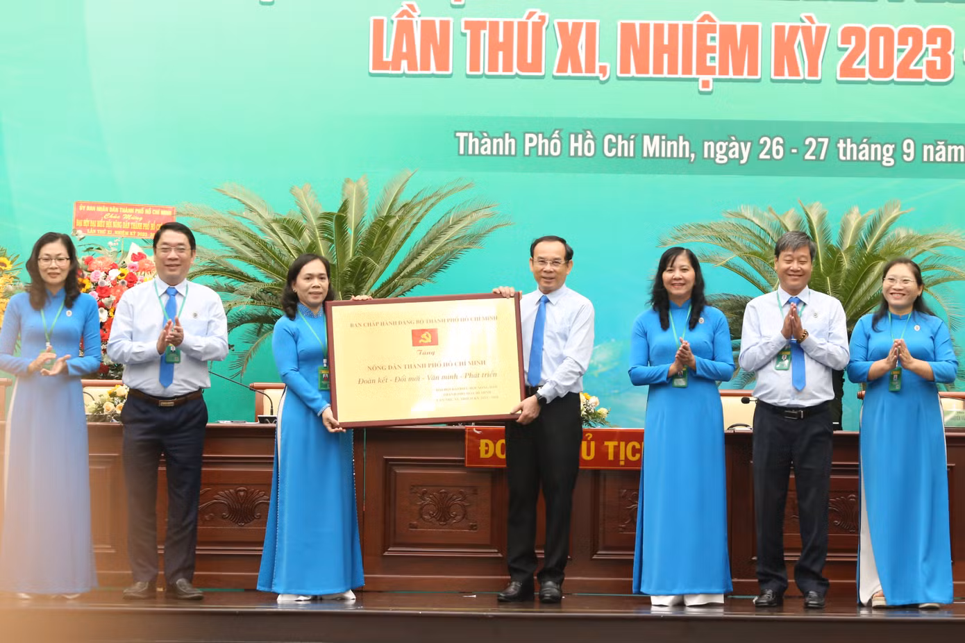 Bí thư Thành uỷ TPHCM Nguyễn Văn Nên trao quà của Ban Chấp hành Đảng bộ TPHCM đến Hội Nông dân thành phố. Ảnh: Ngô Tùng