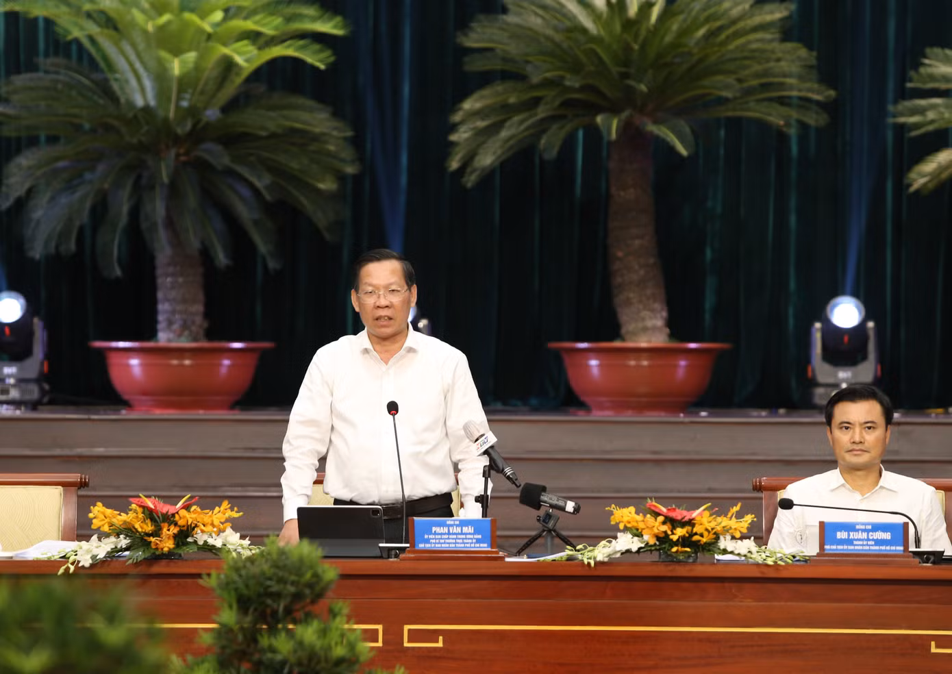Chủ tịch UBND TPHCM Phan Văn Mãi trao đổi với lãnh đạo các phường, xã, thị trấn.