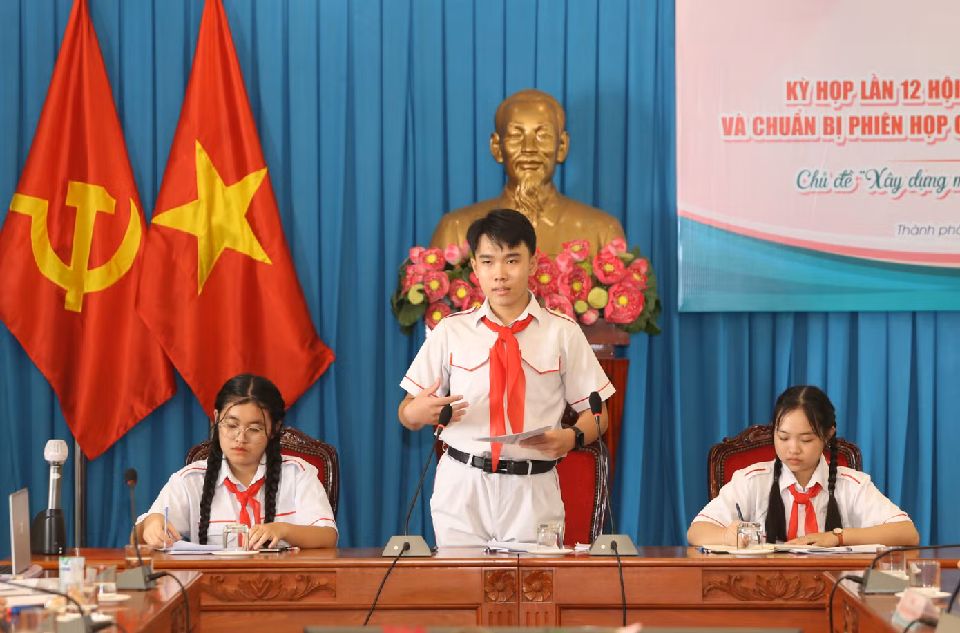 Đoàn Chủ tịch kỳ họp điều hành, trao đổi cùng các đại biểu thiếu nhi.