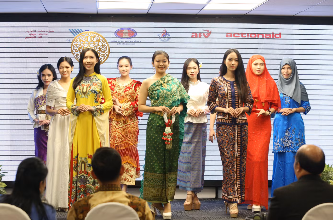 Tại lễ trao thưởng, các bạn sinh viên biểu diễn thời trang các nước ASEAN. Ảnh: Ngô Tùng