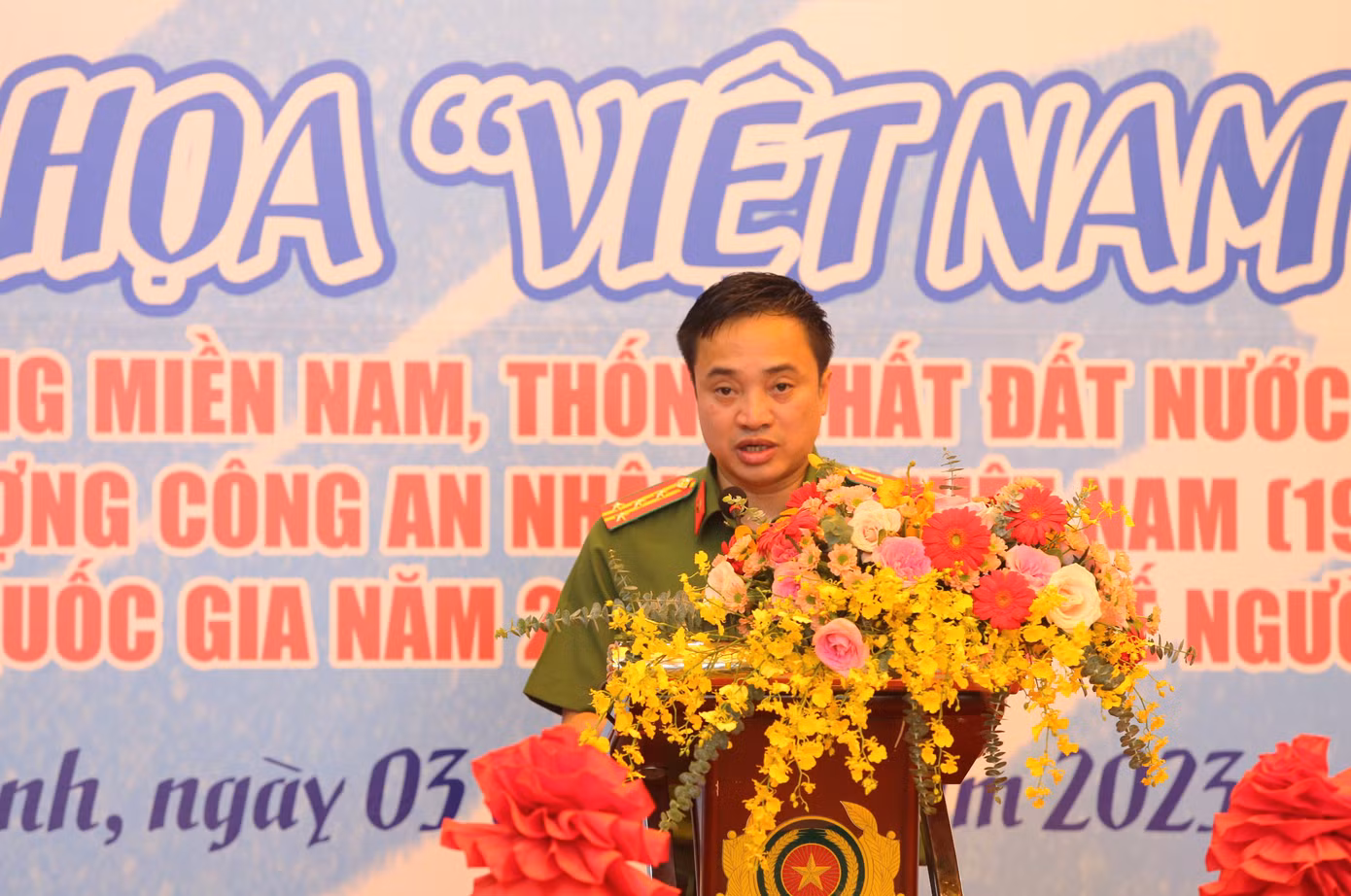 Đại tá Mai Hoàng biểu dương thành quả các lực lượng thực hiện công trình bích họa. Ảnh: Ngô Tùng
