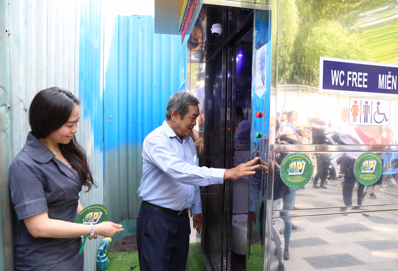Nhà vệ sinh công cộng mới nhất tại quận 1 được tích hợp nhiều công nghệ, tiện ích hiện đại, sạch đẹp phục vụ du khách, người dân trên địa bàn thành phố. Công trình được đầu tư xây dựng tại khu "đất vàng" giữa thành phố. Ảnh: Ngô Tùng