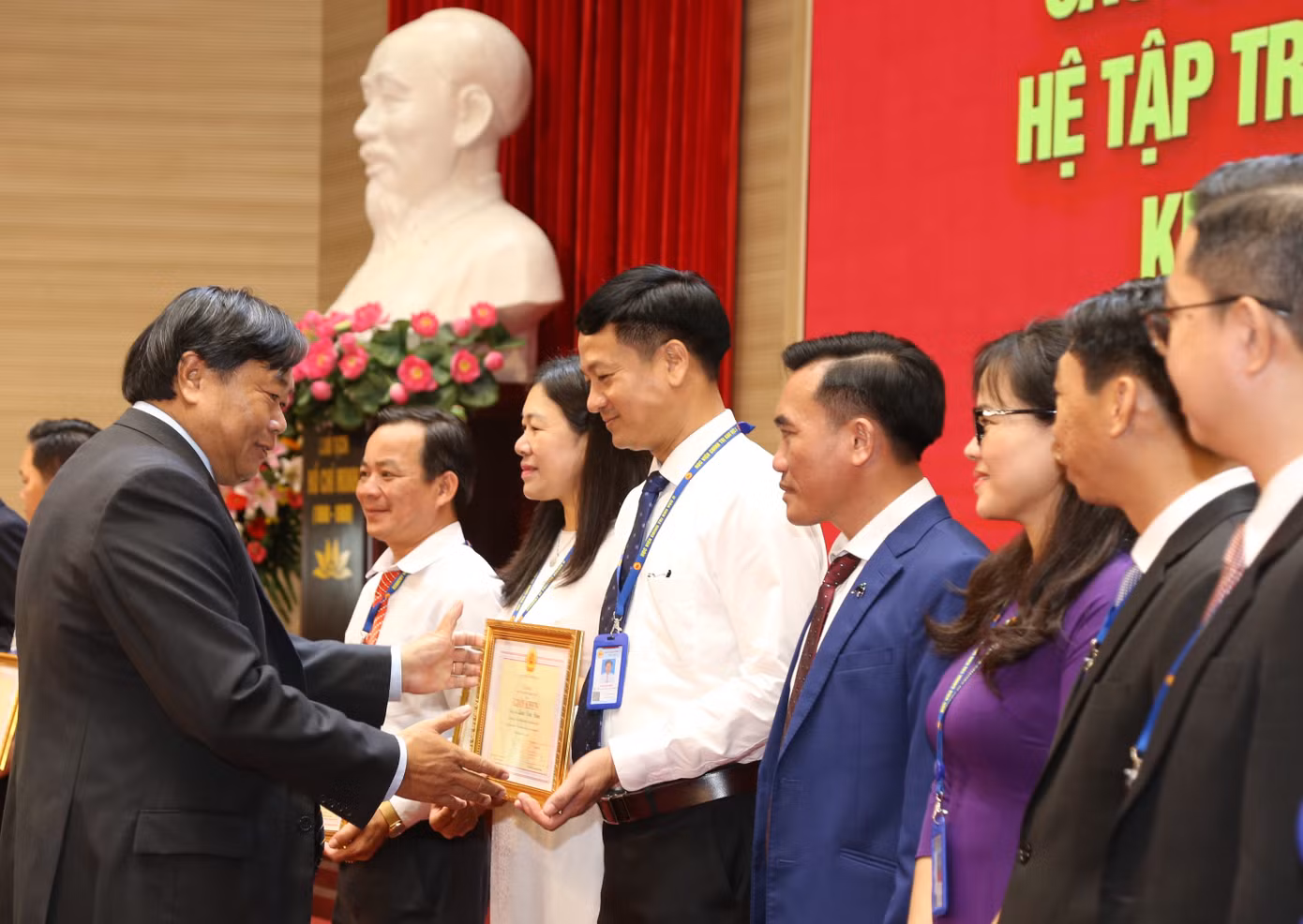 PGS.TS Nguyễn Quốc Dũng trao giấy khen cho các tập thể, cá nhân có thành tích tiêu biểu trong khóa học.