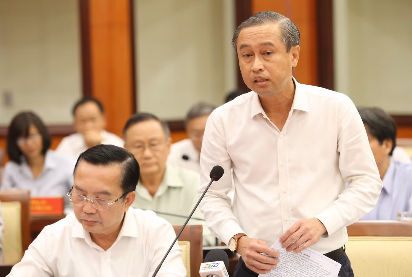 Giám đốc Sở Nội vụ Huỳnh Thanh Nhân trao đổi tại hội nghị. Ảnh: Ngô Tùng.