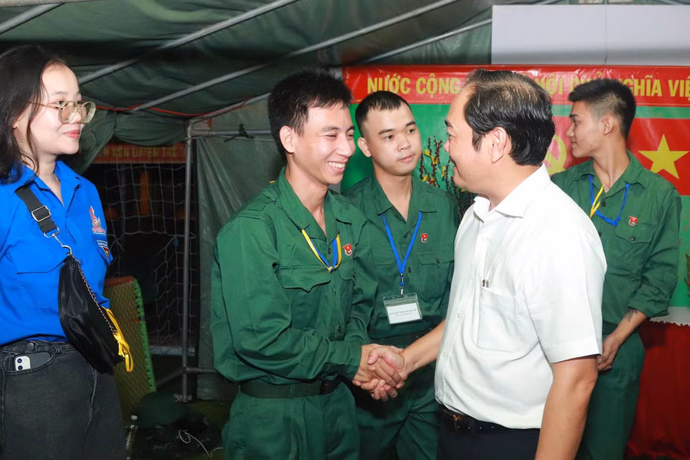 Lãnh đạo địa phương động viên tân binh tại đêm hội tòng quân. Ảnh: Trung Nguyên