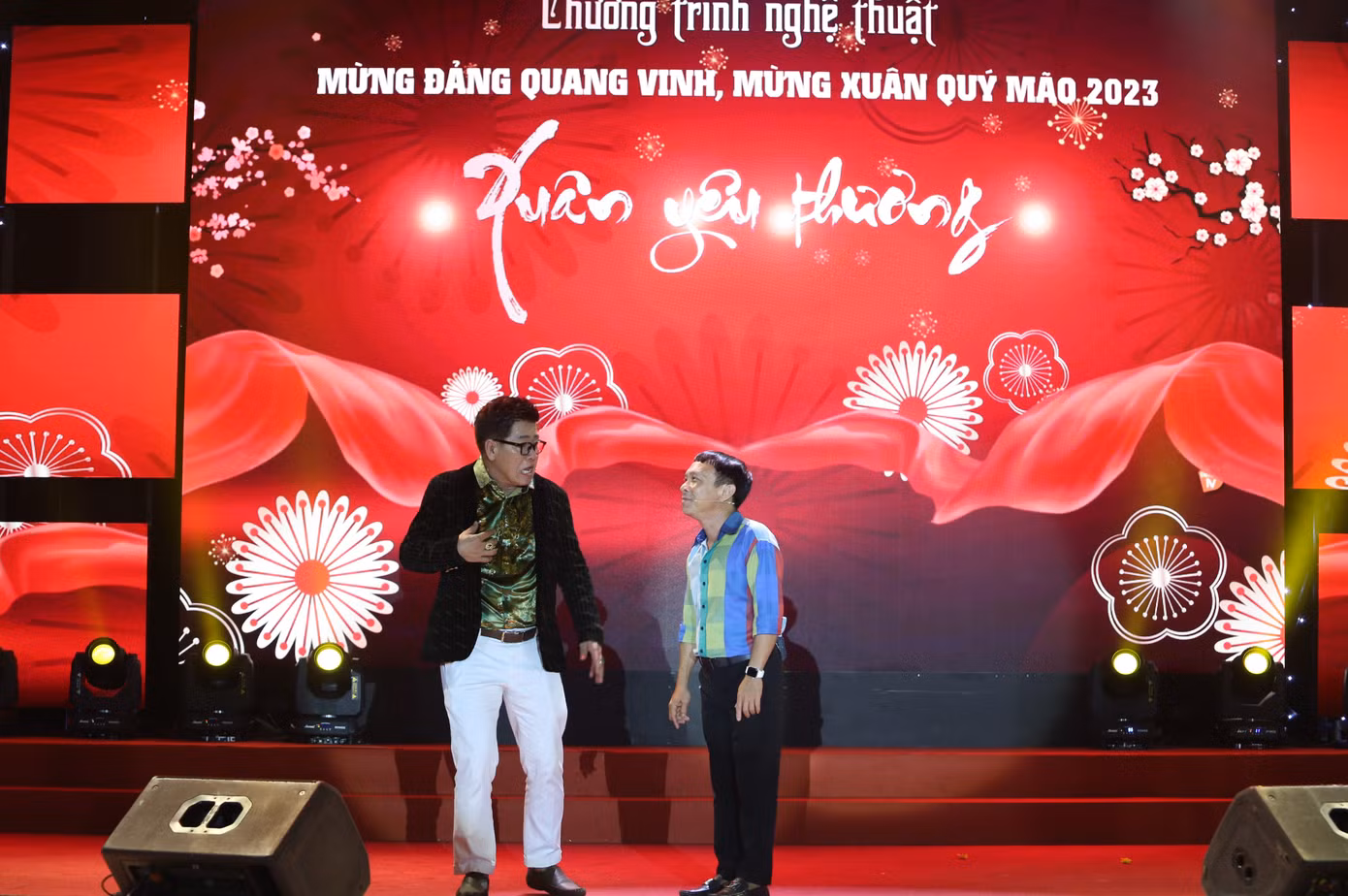 Nghệ sĩ Linh Trung - Dũng Nhí góp tiếng cười qua một trích đoạn.