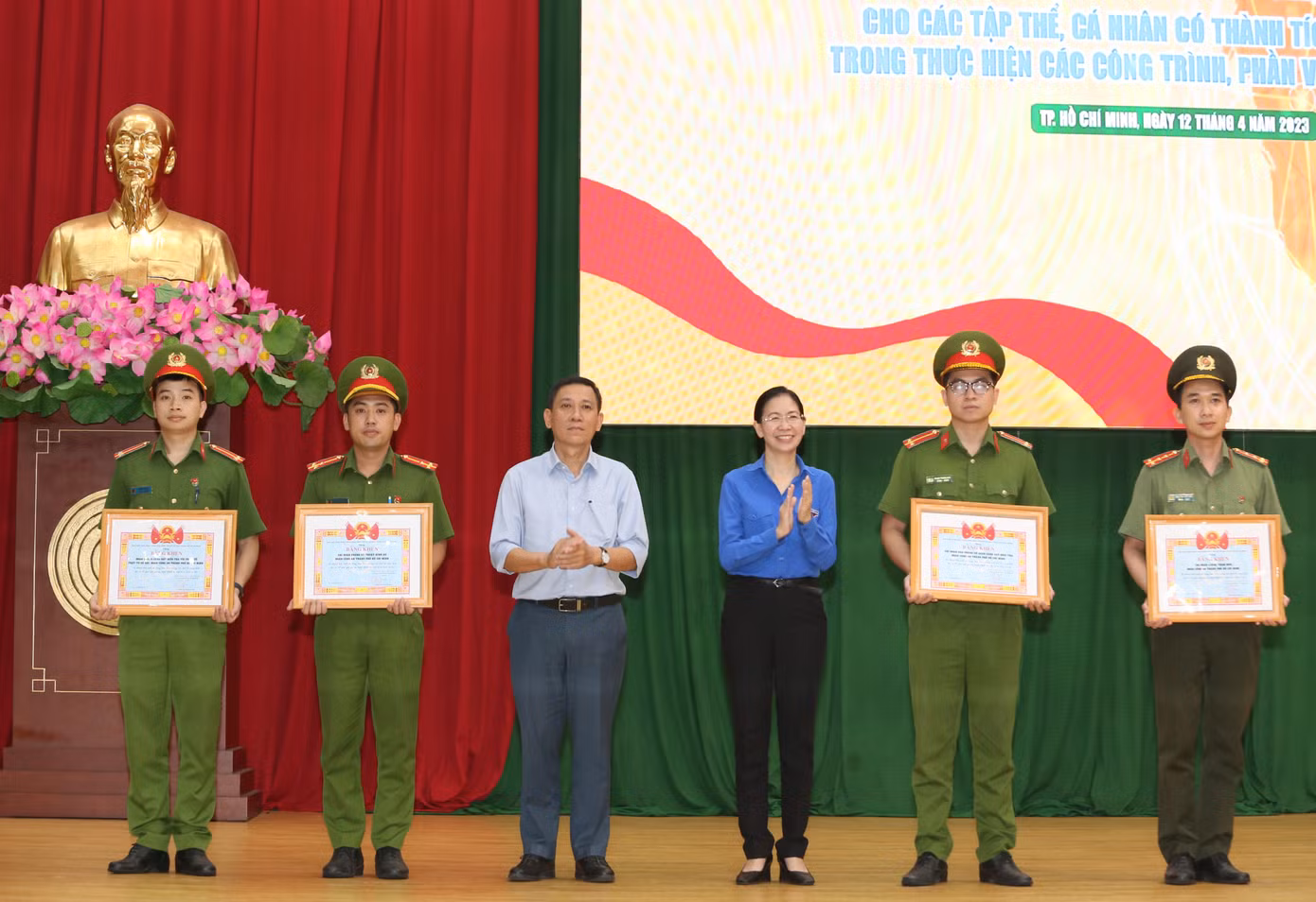 Bí thư Thành Đoàn TPHCM Phan Thị Thanh Phương trao bằng khen cho các CBCS tiêu biểu.