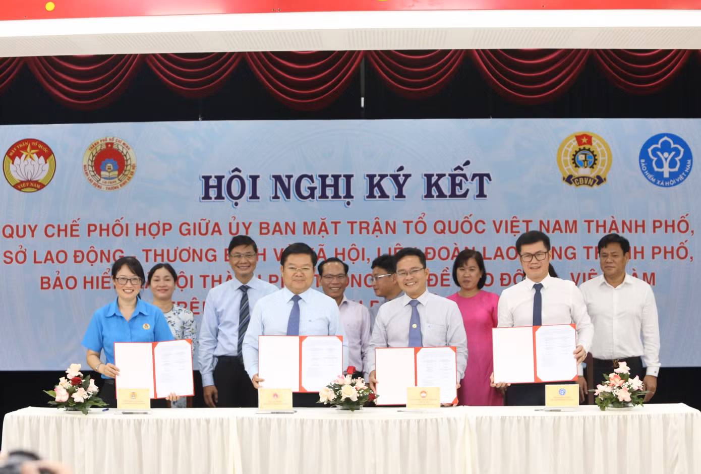 Các cơ quan, đơn vị TPHCM ký kết phối hợp hỗ trợ người lao động. Ảnh: Ngô Tùng