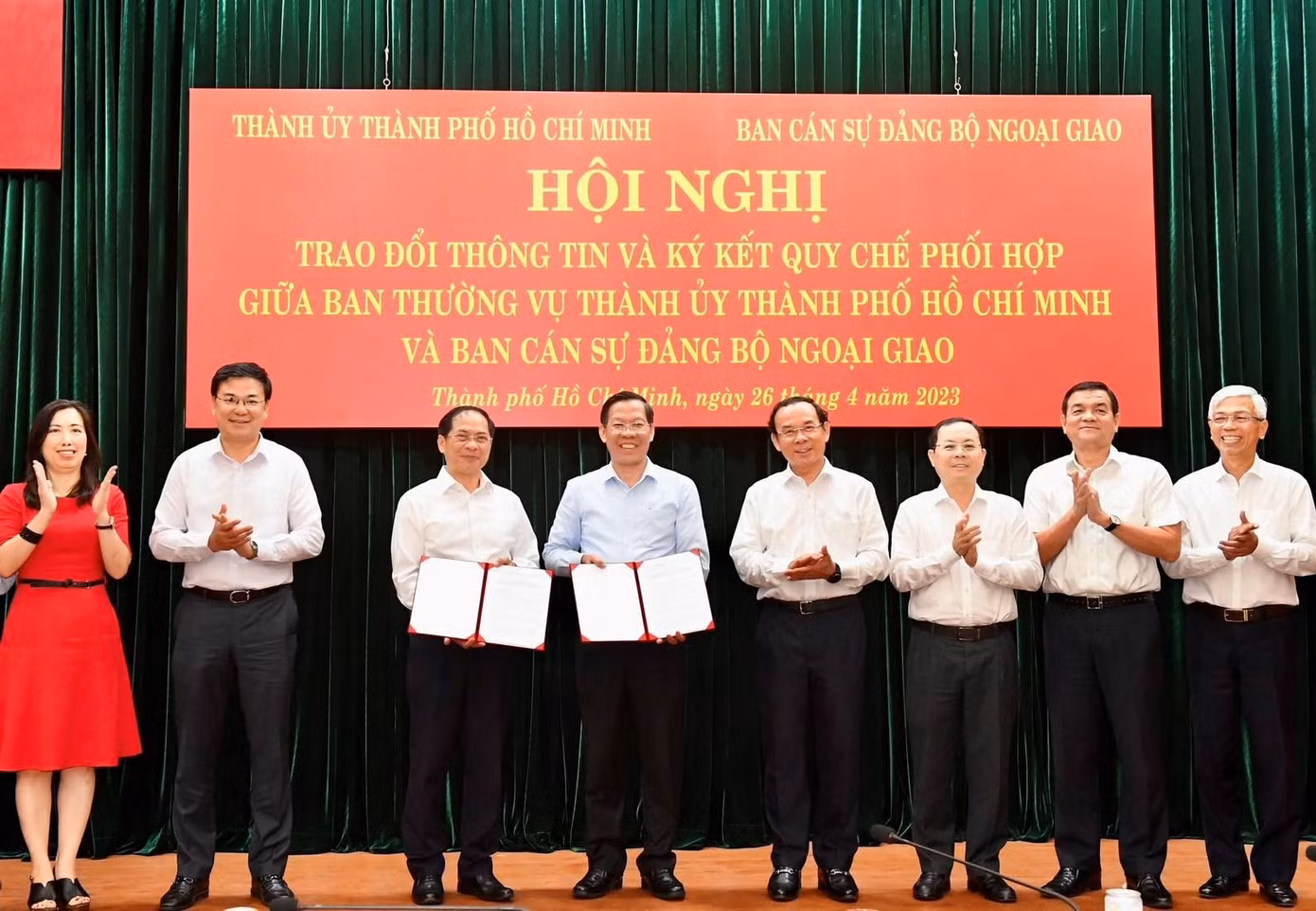 Bộ trưởng Bộ Ngoại giao Bùi Thanh Sơn (thứ 3 từ trái qua) và Chủ tịch UBND TPHCM Phan Văn Mãi (thứ 4 từ trái qua) trao quy chế phối hợp. Ảnh: Việt Dũng.