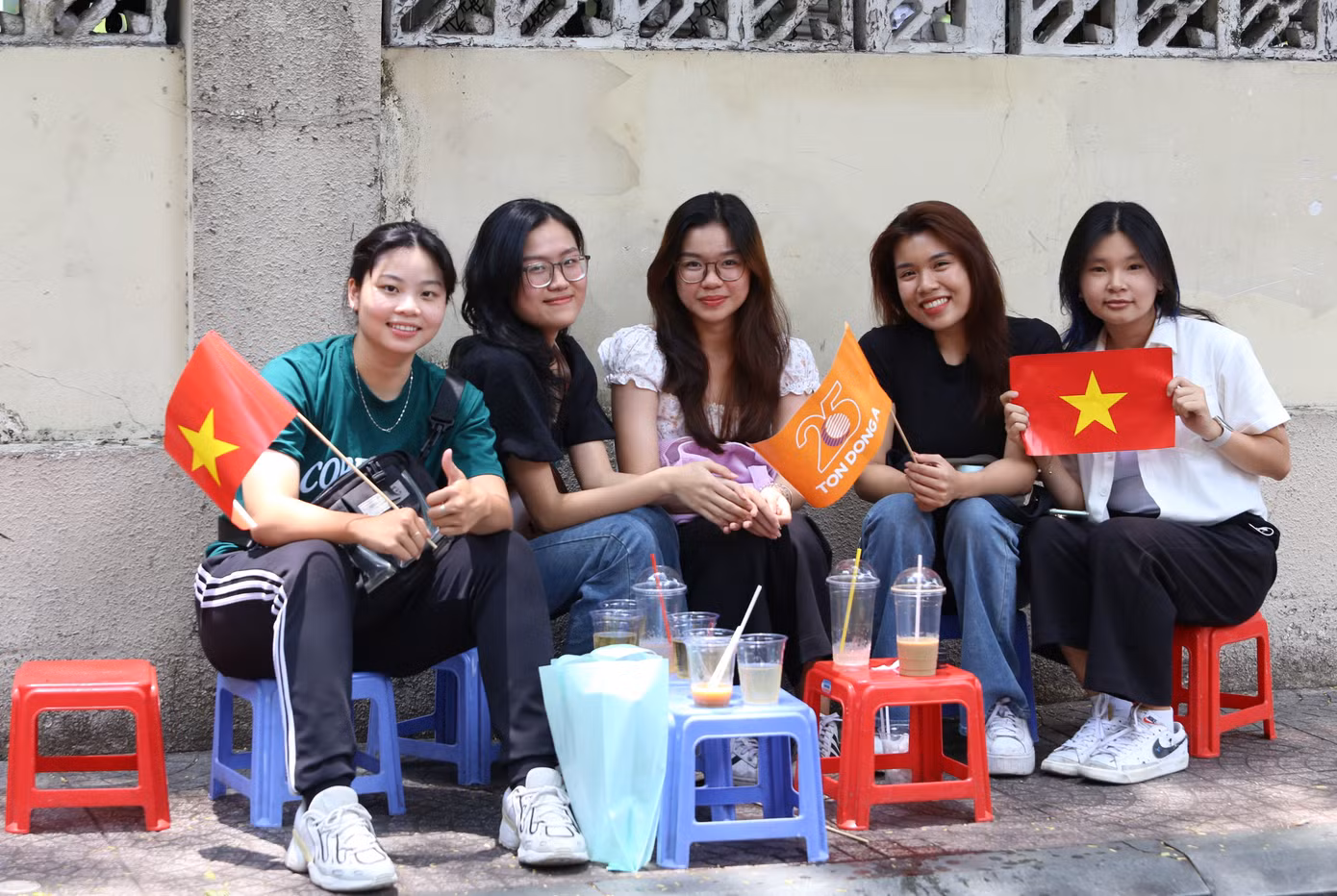 Sáng 30/4, đến sớm chào đón các vận động viên cuộc đua xe đạp đang về đích, nhóm bạn trẻ ngồi thư giãn bên ly nước giải khát trước khi quay lại guồng công việc.