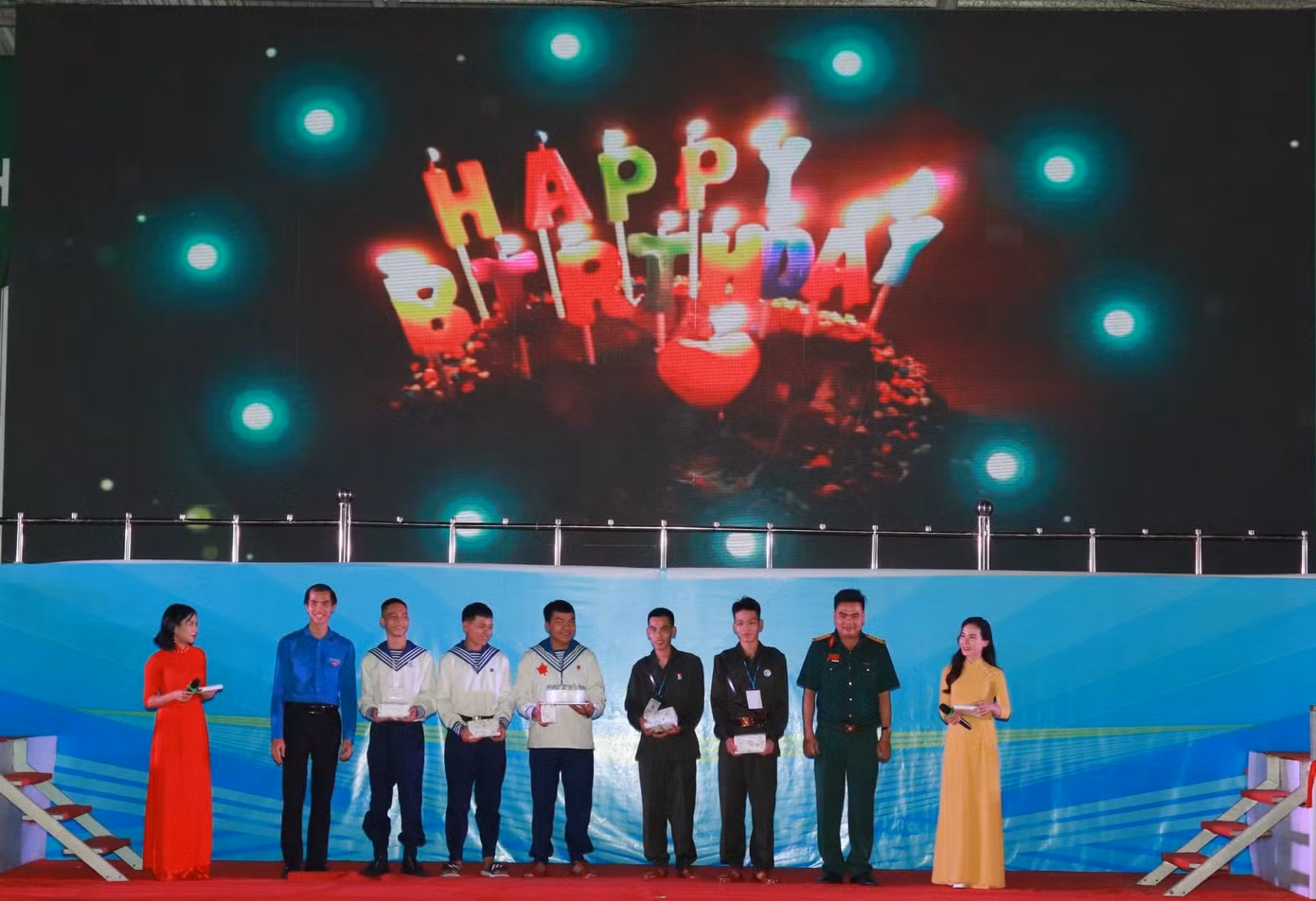 Dịp này, Ban tổ chức hội trại còn tặng quà sinh nhật cho các chiến sĩ.
