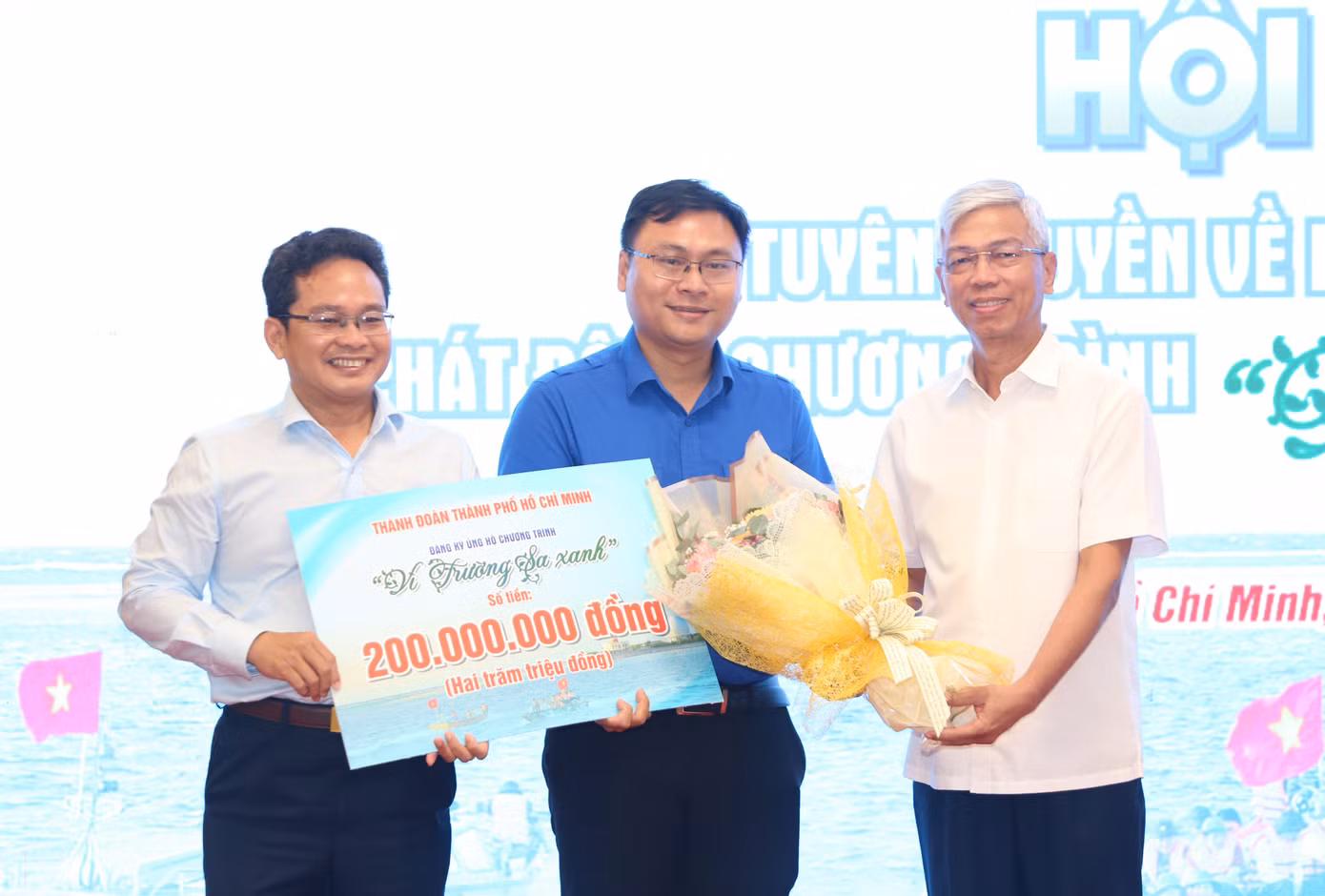 Lãnh đạo thành phố tiếp nhận ủng hộ 200 triệu đồng của Thành Đoàn TPHCM cho chương trình "Vì Trường Sa xanh".
