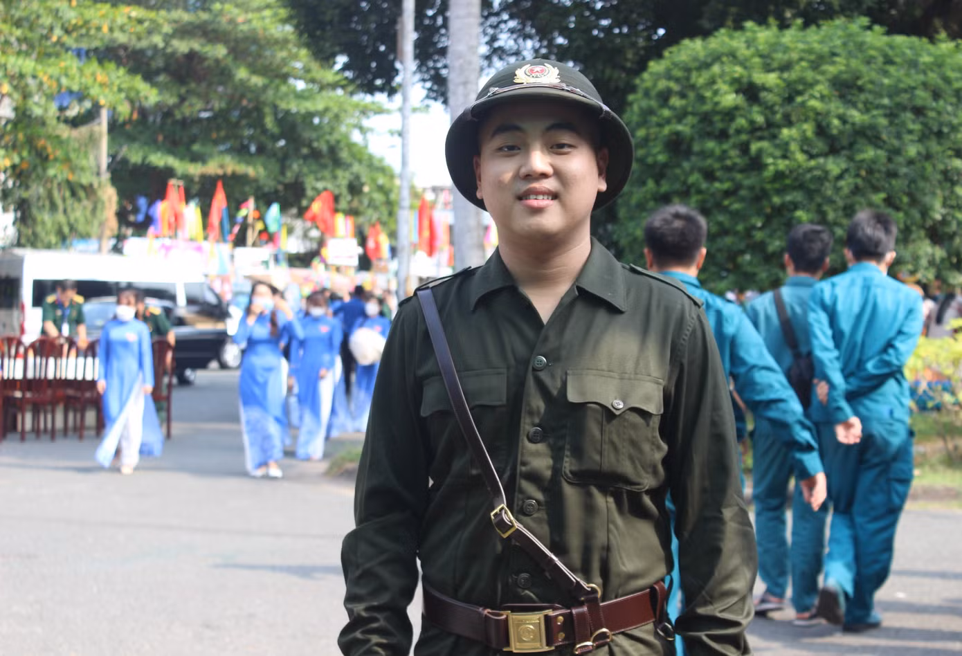 Tân binh Chung Hoàng Bin chỉnh tề trong bộ quân phục, sẵn sàng dùi mài trong quân ngũ.