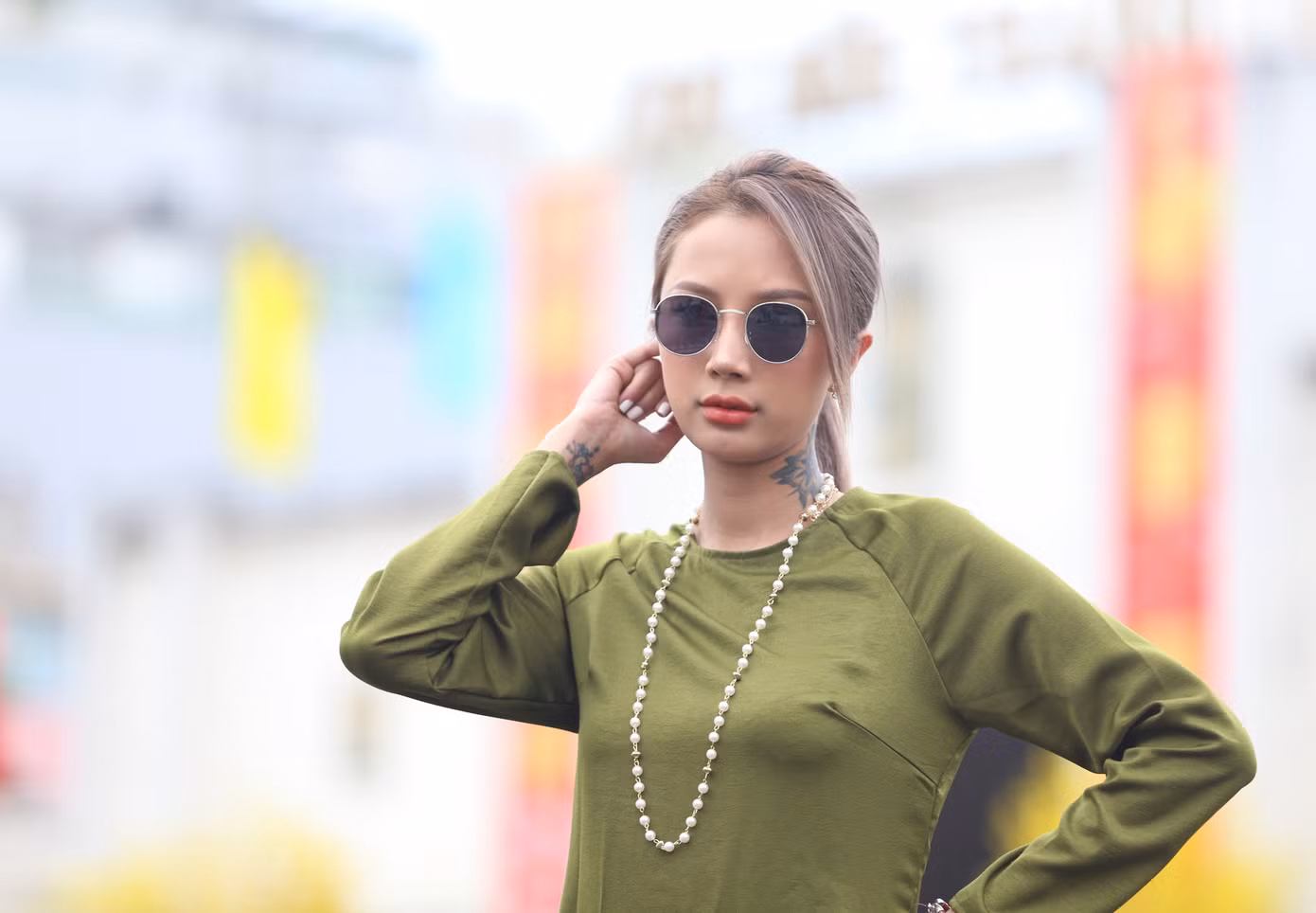 Cô gái với diện mạo "cool ngầu" bên khu chợ nổi tiếng bậc nhất TPHCM.