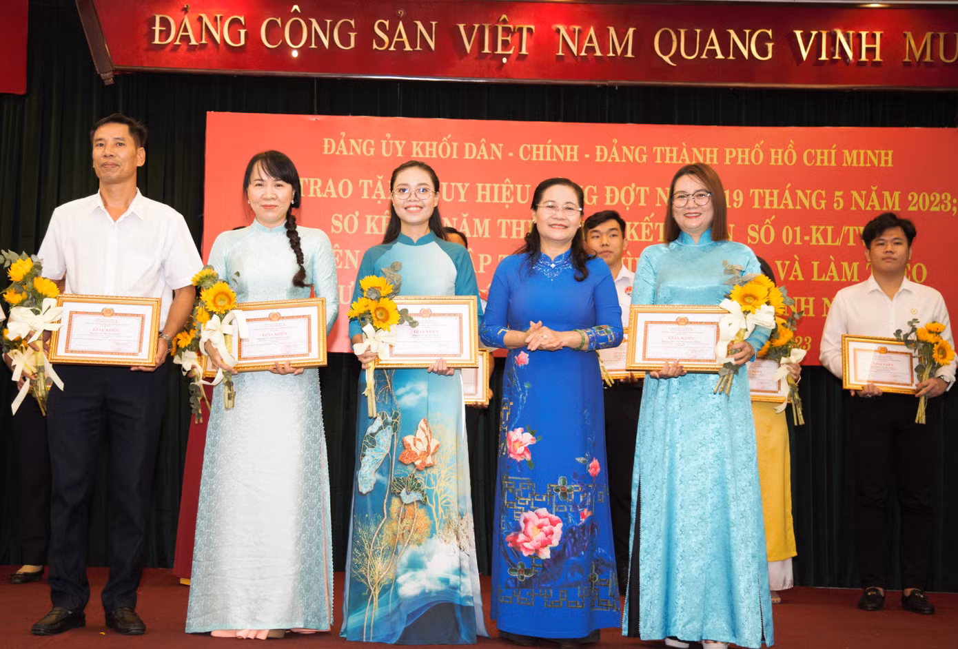 Chủ tịch HĐND TPHCM Nguyễn Thị Lệ trao thưởng cho các tác giả đạt thành tích cao cuộc thi viết về công tác phòng, chống dịch COVID-19. Ảnh: Ngô Tùng.