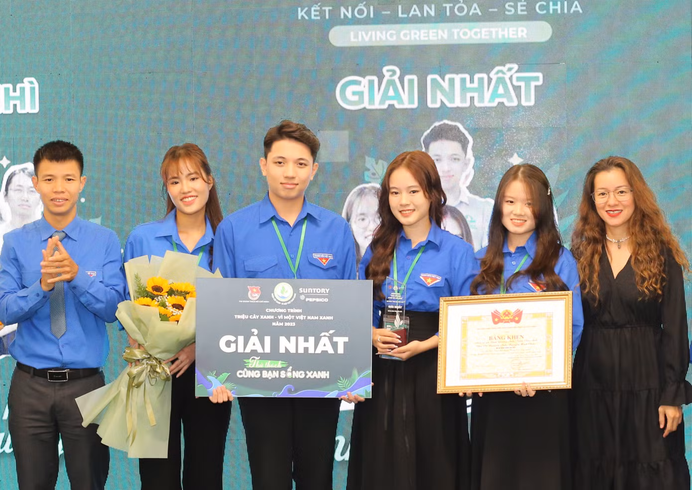 Trao giải thưởng chung cuộc cho các đội thi tham dự thử thách "Cùng bạn sống xanh".