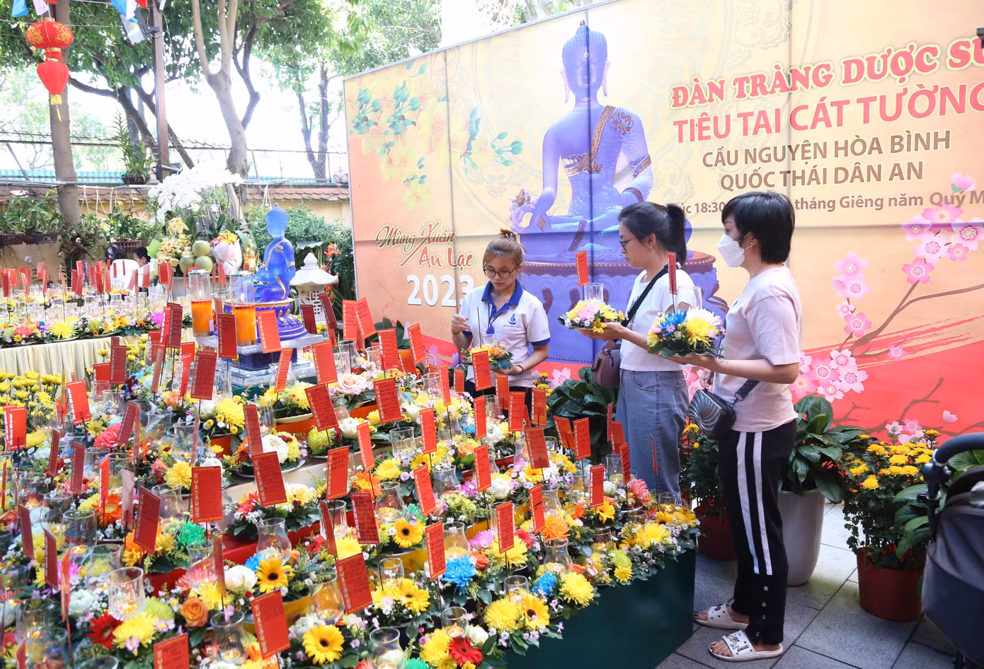 Bà con đăng ký cầu an. Dịp này, nhà chùa tổ chức Đàn tràng dược sư cầu nguyện hòa bình, quốc thái dân an vào tối ngày rằm tháng Giêng.
