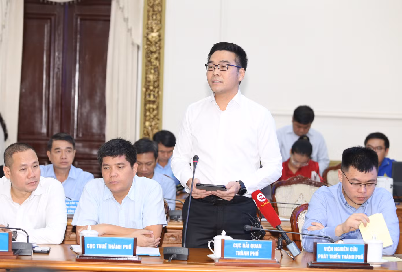 Đại diện các sở ngành TPHCM thông tin tại phiên họp. Ảnh: Ngô Tùng