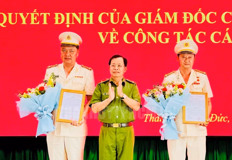 Thiếu tướng Trần Đức Tài trao quyết định cho tân Trưởng Công an TP. Thủ Đức Nguyễn Đình Dương (bìa trái) và Đại tá Nguyễn Hoàng Thắng. Ảnh: Thành ủy TPHCM