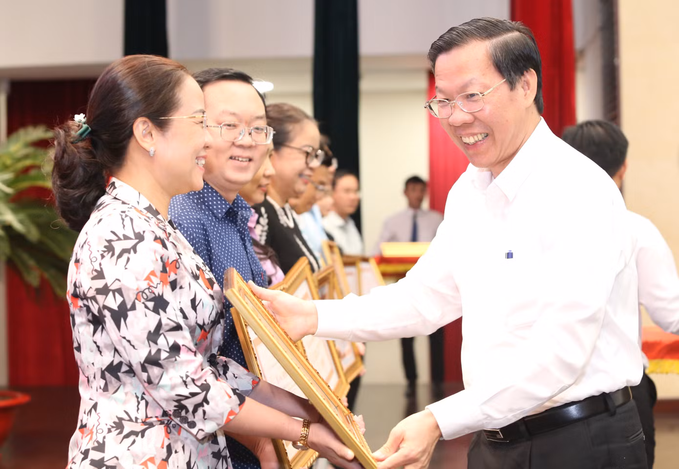 Chủ tịch UBND TPHCM Phan Văn Mãi trao Bằng khen ghi nhận những đóng góp của các tập thể trong quá trình tham mưu, triển khai thực hiện chính quyền đô thị trên địa bàn thành phố. Ảnh: Ngô Tùng