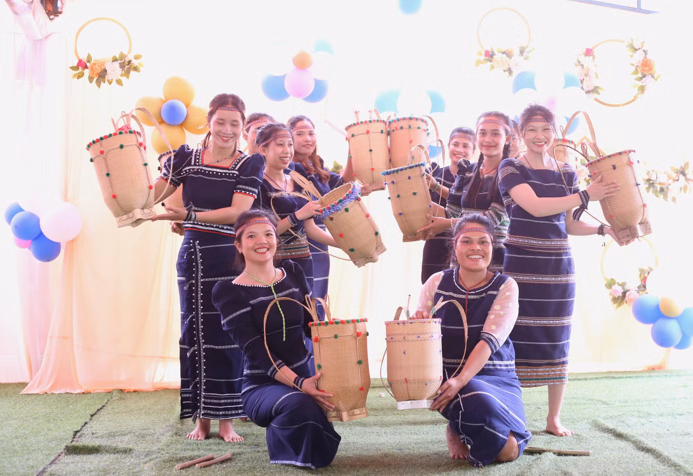 Đội văn nghệ đóng góp tiết mục múa đậm sắc màu văn hoá bản địa trong chương trình.