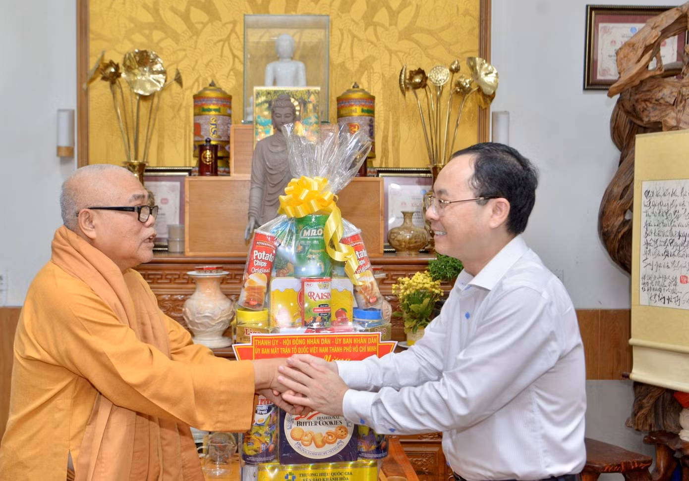 Lãnh đạo TPHCM thăm Hòa thượng Thích Giác Toàn, Phó Chủ tịch Hội đồng trị sự GHPGVN, Viện trưởng Viện Nghiên cứu Phật học Việt Nam.