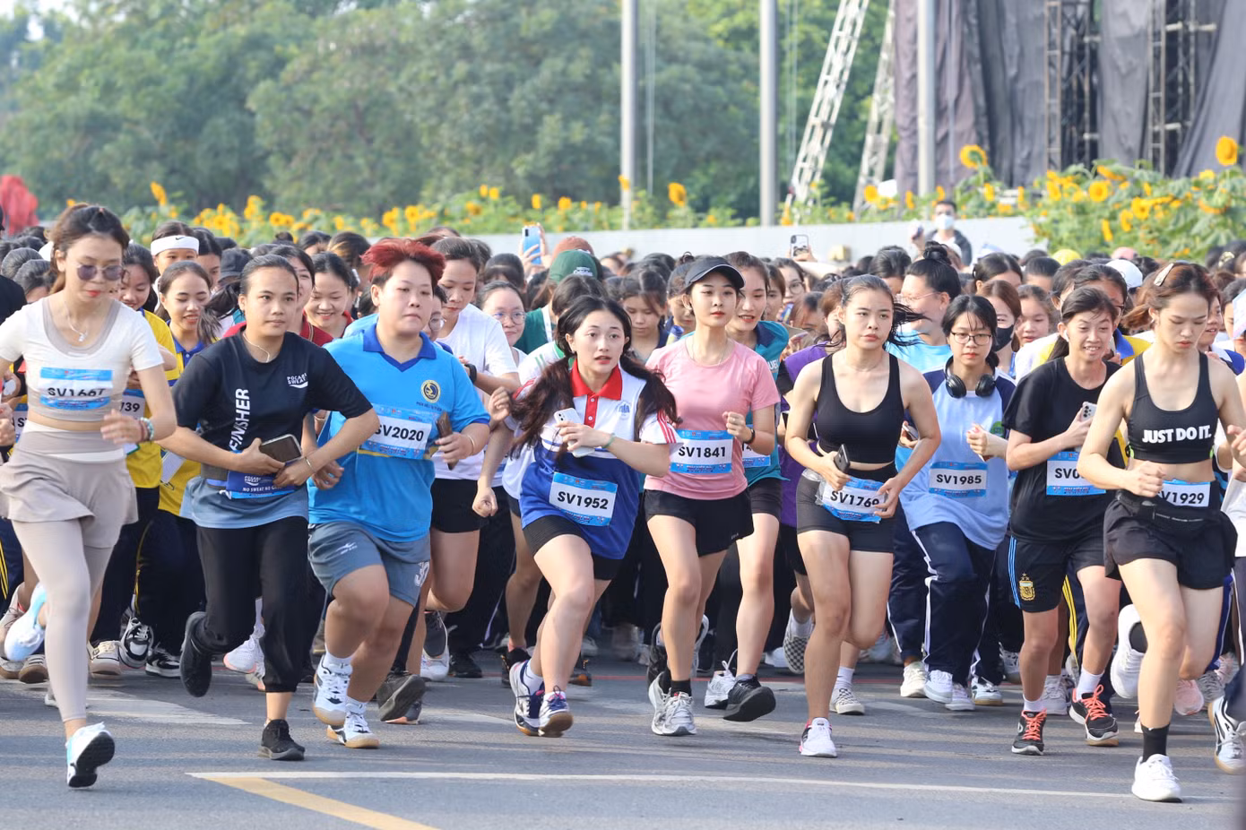 Các bạn sinh viên tham gia giải việt dã trong khuôn viên Khu đô thị ĐHQG TPHCM.